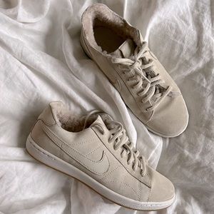 Nike sherpa lined sneakers